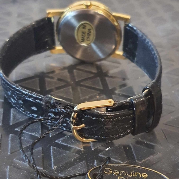 🦋10/$20🦋 Goldtone/Black Diamond Leather Women's Watch - Picture 3 of 4
